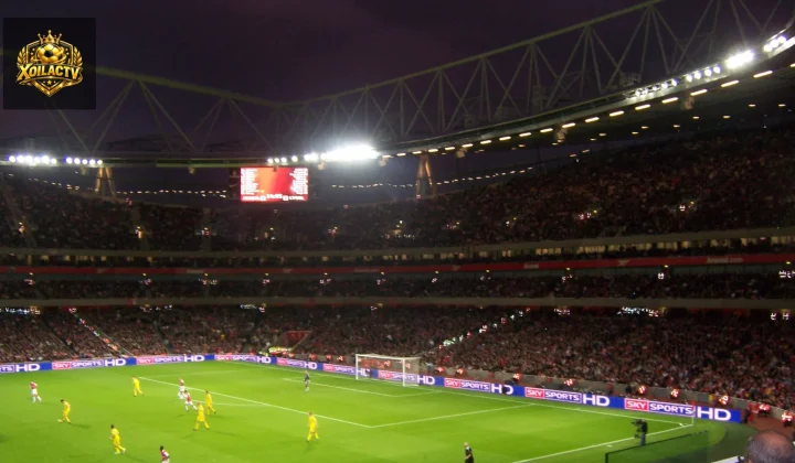 Emirates Stadium nhìn từ bên ngoài vào ban ngày
